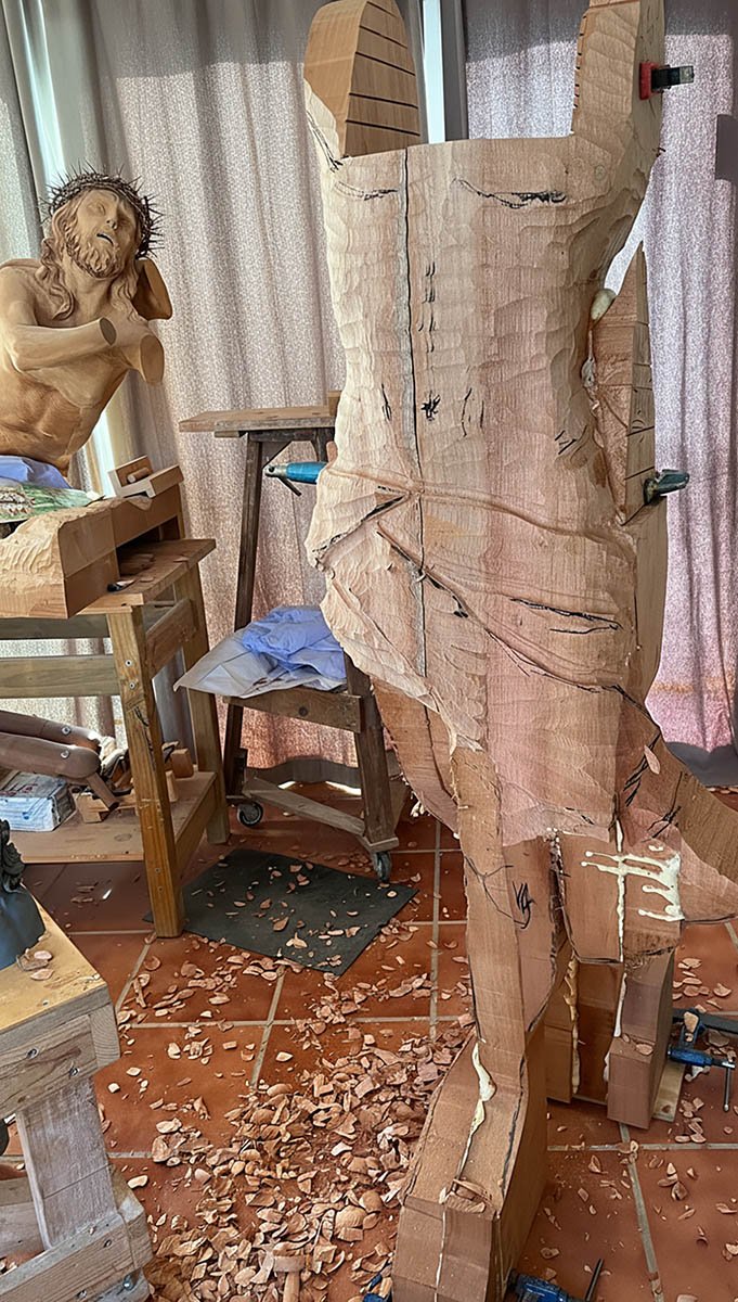 Proceso de tallado en madera